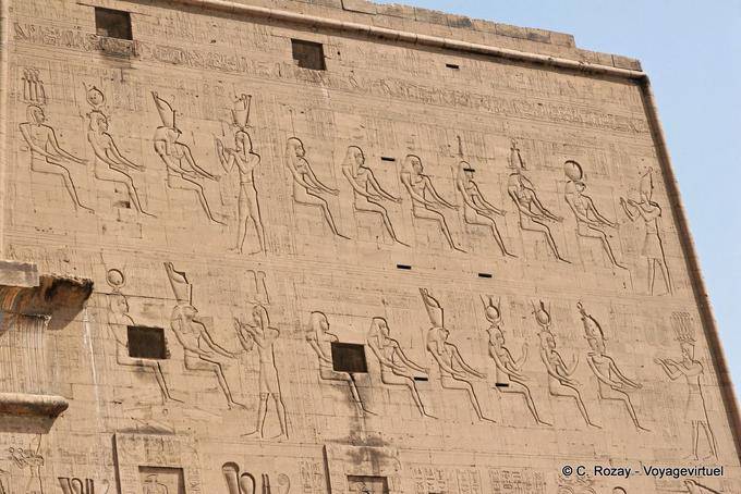 Ver en la parte superior derecha de la parte exterior de la torre, templo de Edfu - Egipto
