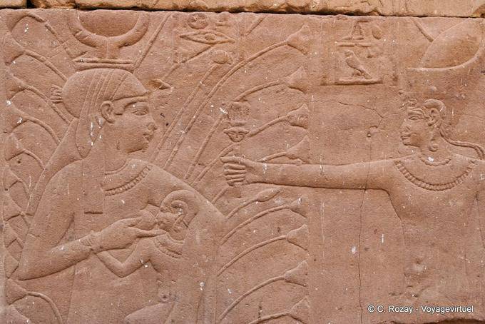 Hathor amamantando a su hijo Harsomtous, pared Mammisi (lugar de nacimiento), el Templo de Edfu - Egipto