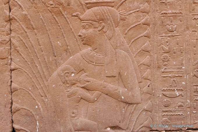 Escena de la lactancia materna, la diosa Hathor amamanta al hijo divino, Mamissi, Edfu - Egipto