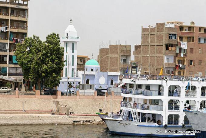 Pintado mezquita de llegar al pueblo de Edfu - Egipto