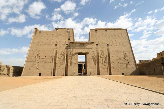 Panorama desde la explanada, el primer pilón del templo de Edfu - Egipto