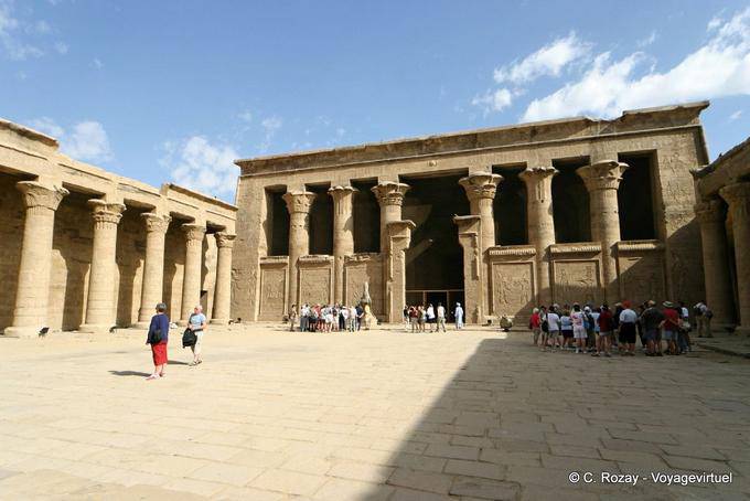 Patio del templo, frente a la entrada al Salón hipóstilo de Edfu - Egipto