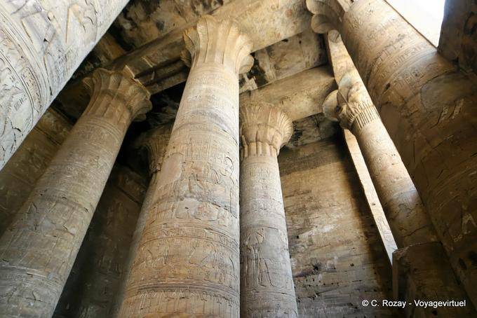 Columnas y capiteles de la Gran Sala Hipóstila, Templo de Edfu - Egipto