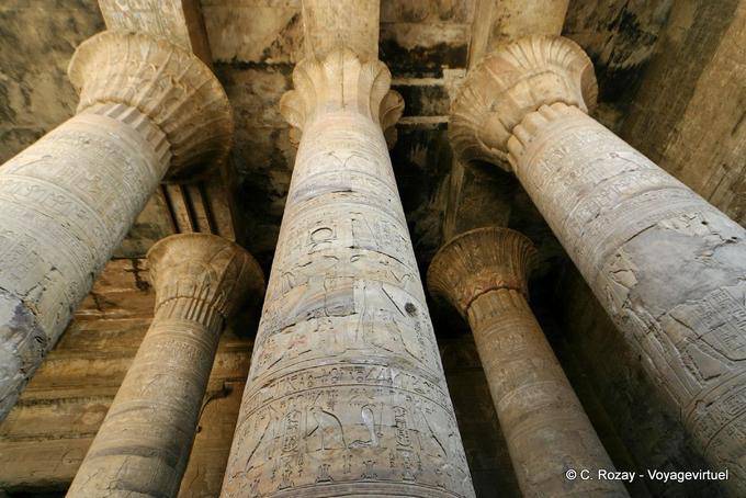 Columnas decorativas, sala de columnas completado por Ptolomeo XII, el templo de Edfu - Egipto