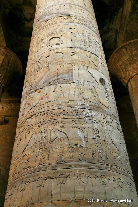 Relieves decoran una gran columna del templo de Horus, Edfu - Egipto