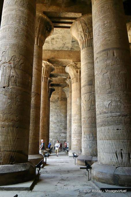 Span de columnas de la primera sala de columnas o pronaos del templo de Edfu - Egipto