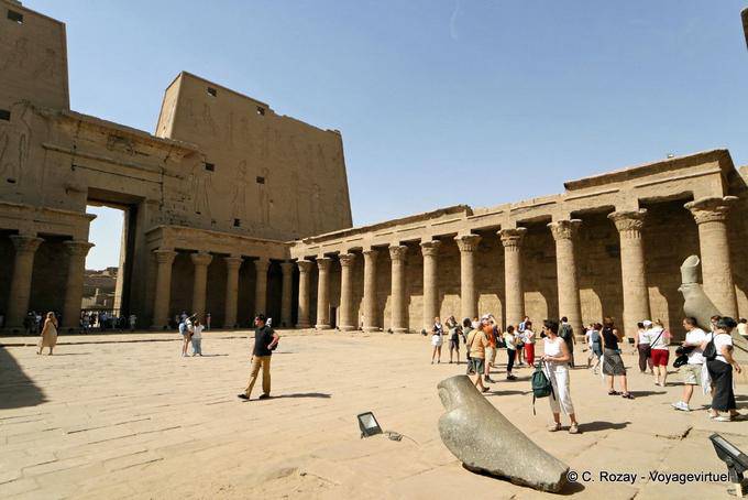 Pilón y columnatas, vista desde el patio, libaciones patio templo de Edfu - Egipto