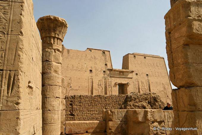 Parte de mammisi construido por Ptolomeo IX, antes de que el pilón del templo, Edfu - Egipto