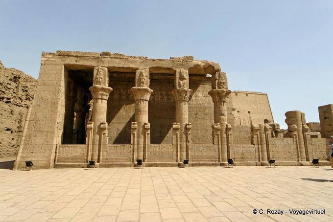 El lugar de entrega o mammisi, vista exterior, el templo de Edfu - Egipto