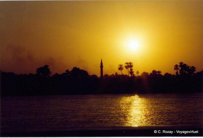 El sol se pone en el minarete de Esna - Egipto
