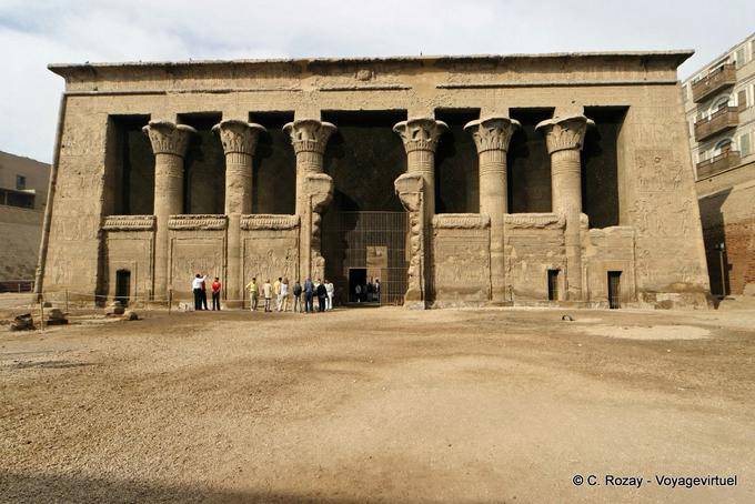La fachada del templo de Khnum, Esna - Egipto