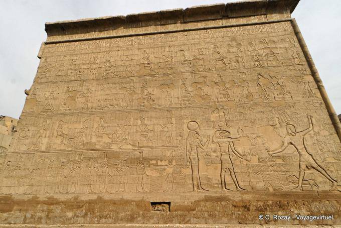 Relieves que representan Khnum y Neith con una cabeza de león contra el faraón, el templo de Esna - Egipto