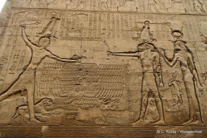 Alivio de dios Khnum antes de Ptolomeo en sus enemigos por el pelo, el templo de Esna - Egipto