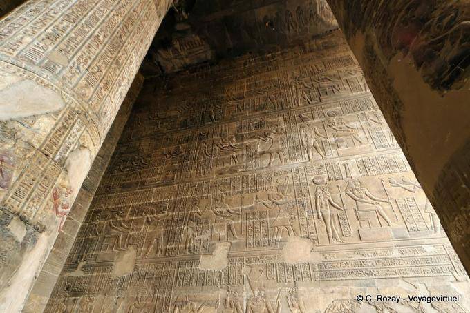Bajorrelieves en la pared de la sala hipóstila, templo de Esna - Egipto