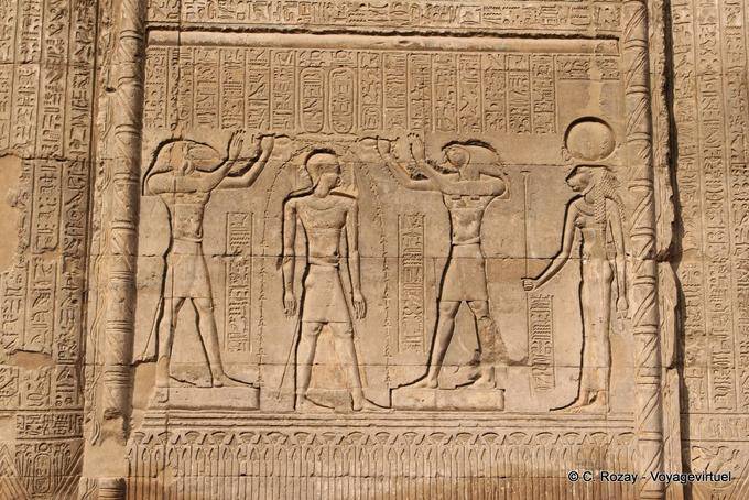 La purificación por el rey Horus y Thoth con Menhit Ouret, Templo de Esna - Egipto