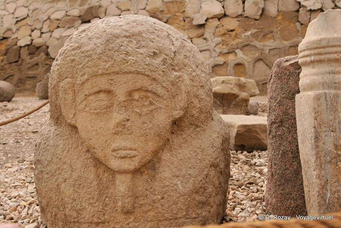 Estatua del faraón busto retouvée en ruinas, el templo de Esna - Egipto