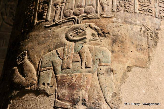 Columna policromada con una representación de Khnum, el templo de Esna - Egipto