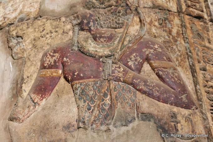 Busto alivio policromo en una columna de la sala hipóstila, templo de Esna - Egipto
