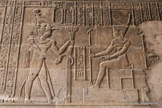 Ofreciendo la crianza Faraón, jefe de la fertilidad de Egipto, el templo de Khnum, Esna - Egipto