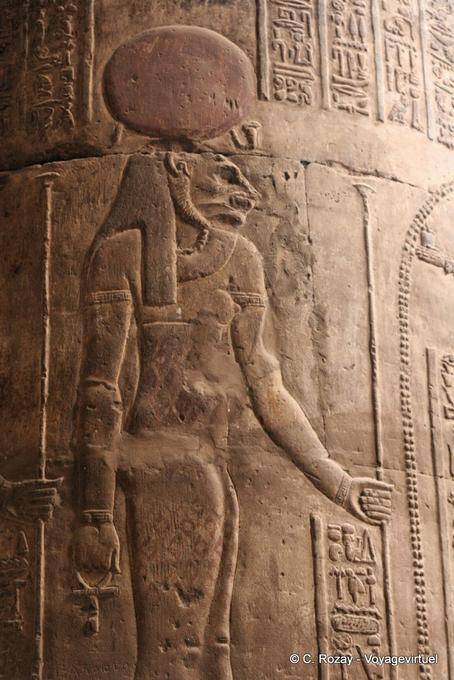 Cabeza de león de Dios coronada por el círculo solar en relieve en una columna, el Templo de Khnum, Esna - Egipto