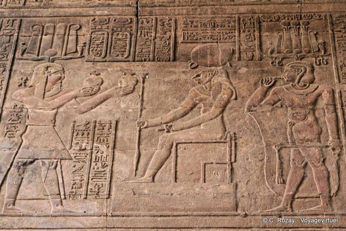 Regalos a Dios, escultura de la pared, el Templo de Khnum, Esna - Egipto