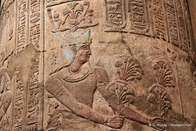 Faraón con ramos de flores, relieve pintado, el templo de Esna - Egipto