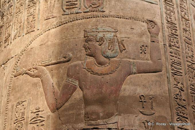 Templo de Khnum, columna bajo relieve, colores originales conservado, Esna - Egipto