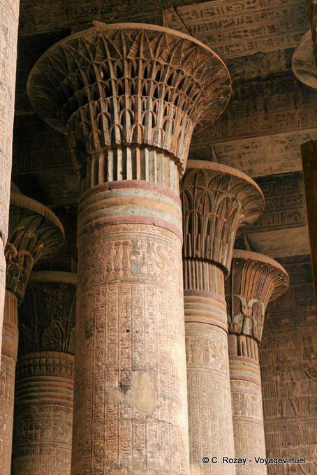 Conjunto de columnas florales como columnas de papiro piedra Hall, Templo de Khnum, Esna - Egipto