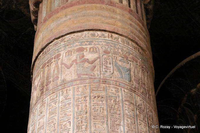 Jeroglíficos coloreados en una columna policromada del templo de Khnum, Esna - Egipto