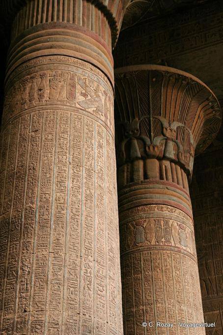 Las columnas con inscripciones que describen las ceremonias que tienen lugar en el interior del templo de Khnum, Esna - Egipto