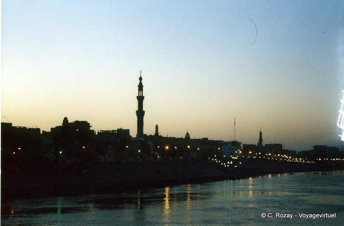 Esna después del atardecer, vista desde el Nilo - Egipto
