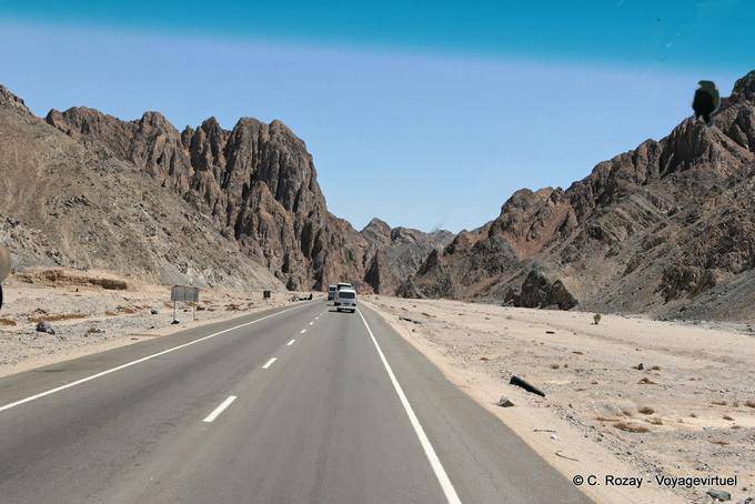 En convoy en la carretera de Luxor a Hurghada - Egipto