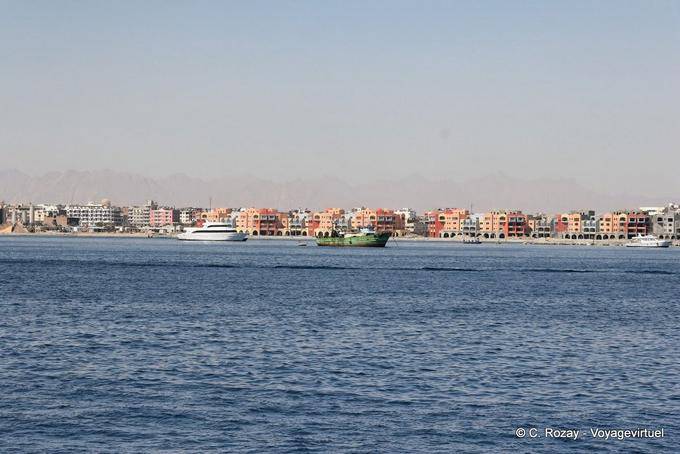 Hurghada, la vista de la ciudad desde el mar Rojo - Egipto