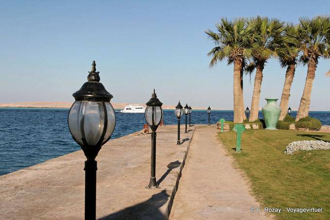 Farolas en el muelle paseo marítimo, Hurghada - Egipto