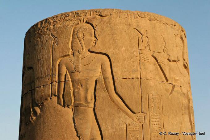 Parte superior de la columna a la puerta de Ptolomeo luz del entorno, Kom Ombo - Egipto