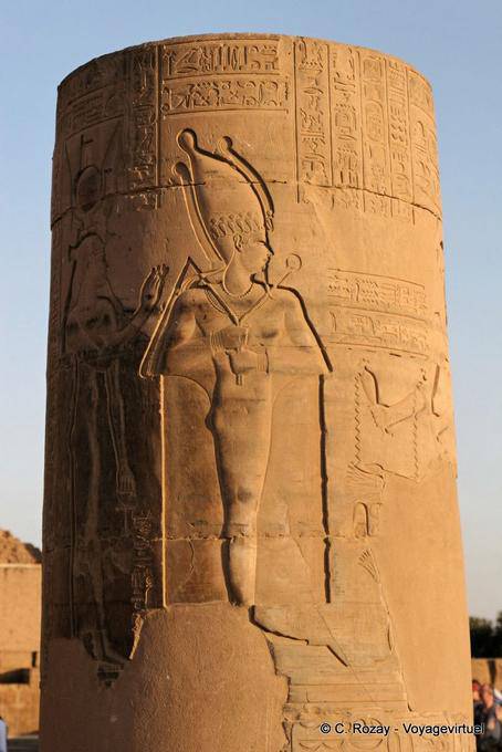 Templo de Kom Ombo, faraón en una columna truncada de pórtico romano - Egipto