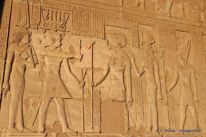 Friso con la corona de Ptolomeo VIII Hemhem lleva una corona y su esposa Cleopatra. Le dan gracias a la divina tríada Kom Ombo - Egipto