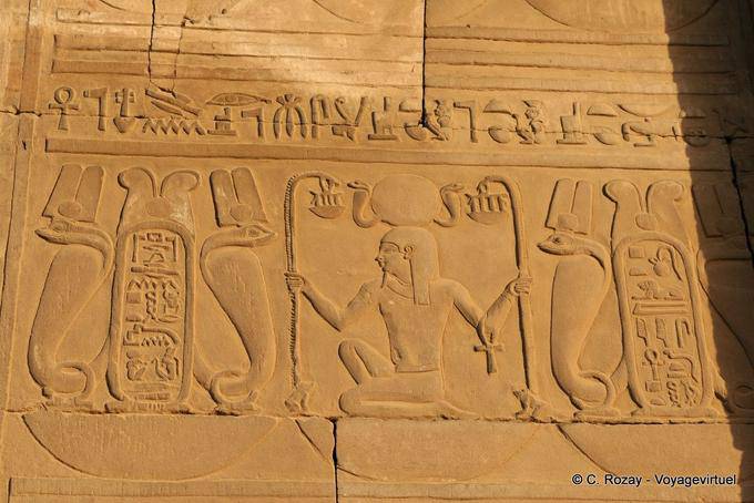 Detalle del friso con jeroglíficos, el Templo de Kom Ombo - Egipto
