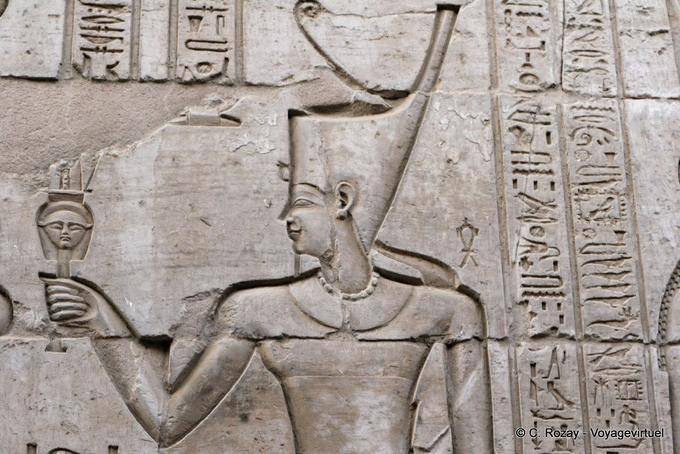 Fragmento Alivio que representa a un faraón que lleva la corona Deshret, Kom Ombo - Egipto