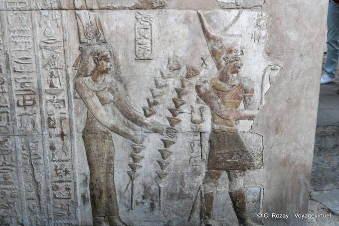 Bajo relieve policromadas de la reina y el rey, del templo de Kom Ombo - Egipto