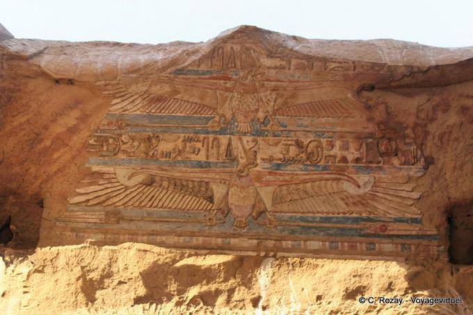 Detalle de la policromía pintando el techo, templo de Kom Ombo - Egipto