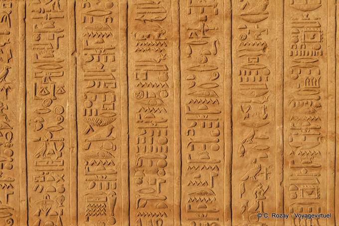 Tabla de jeroglíficos, templo de Kom Ombo - Egipto