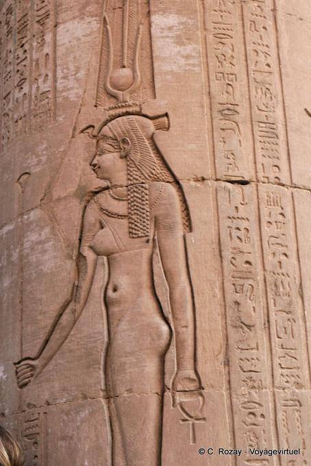 Ombligo y la reina tapón sobre una columna de la sala hipóstila, templo de Kom Ombo - Egipto