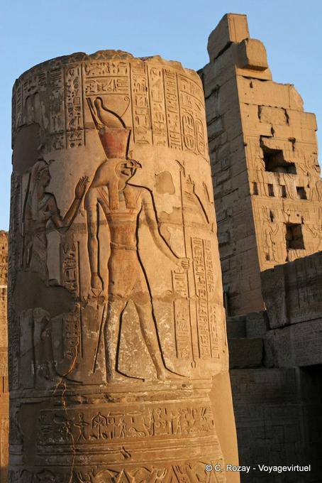 Horus y TasetNofret, de color bajorrelieves en un templo columna truncada de Kom Ombo - Egipto