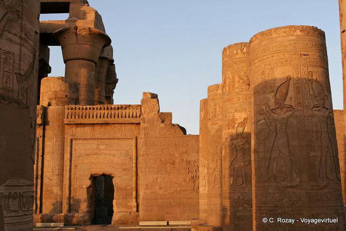 Puerta entre las partes de la doble templo dedicado al dios Sobek y Haroeris, templo de Kom Ombo - Egipto