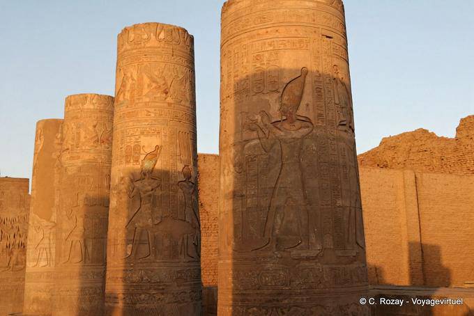 Columnas policromadas de la entrada pilón, la luz del atardecer, templo de Kom Ombo - Egipto