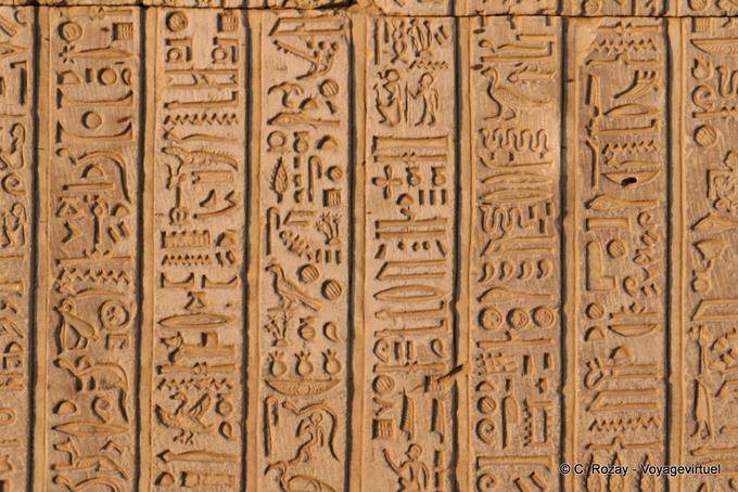 Templo de Kom Ombo, primer plano en un jeroglífico de mesa - Egipto