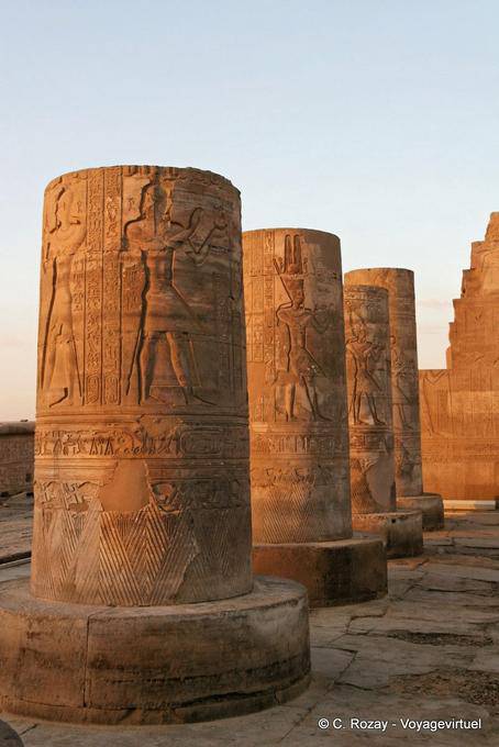 Otro punto de vista de las columnas truncadas iluminado por el sol poniente, templo de Kom Ombo - Egipto