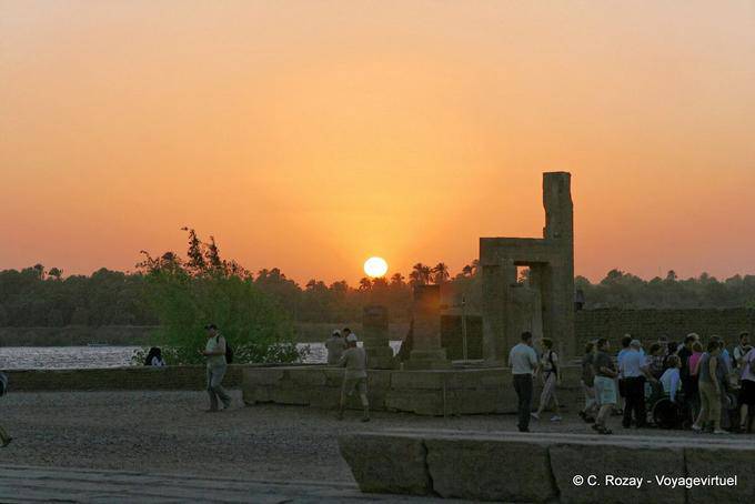 Puesta de sol detrás de las ruinas de Mammisi, templo de Kom Ombo - Egipto