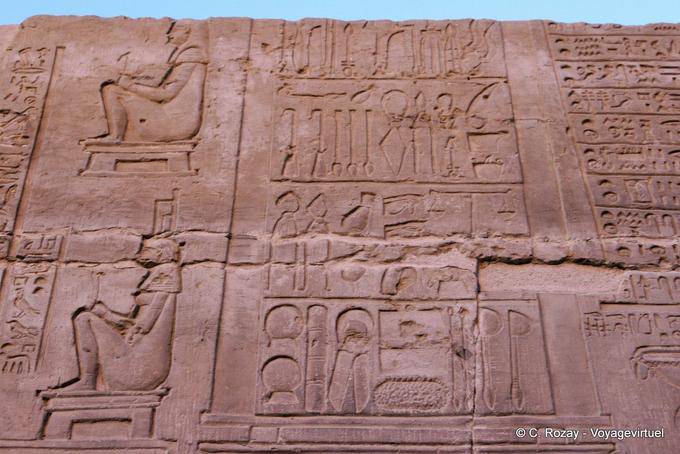 Instrumentos quirúrgicos, Isis y Neftis el parto, en el interior de la pared, templo de Kom Ombo - Egipto